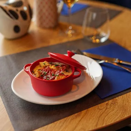 Logis Loire - Les Cocottes Restaurant Otel 3*