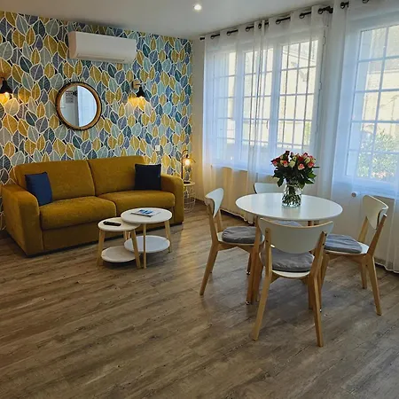Hotel Logis Loire - Les Cocottes Restaurant Les Rosiers