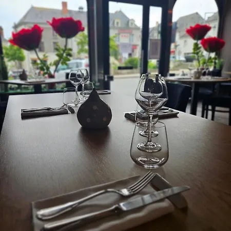 Logis Loire - Les Cocottes Restaurant Hotel Les Rosiers